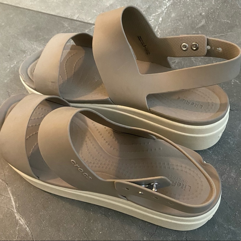 WOMEN’S CROCS BROOKLYN LOW WEDGE